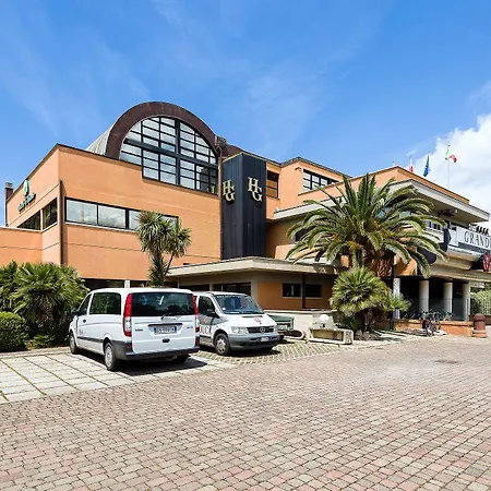 Granduca & Parking ホテル 4*